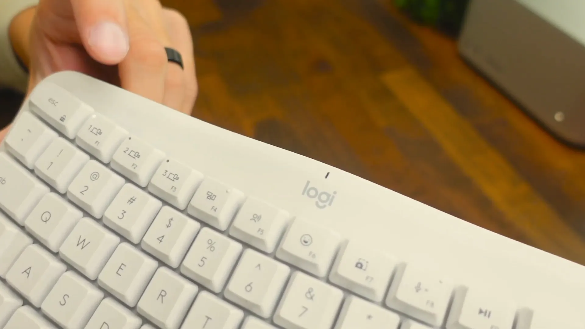 Connection options of the Logitech Wave Keys