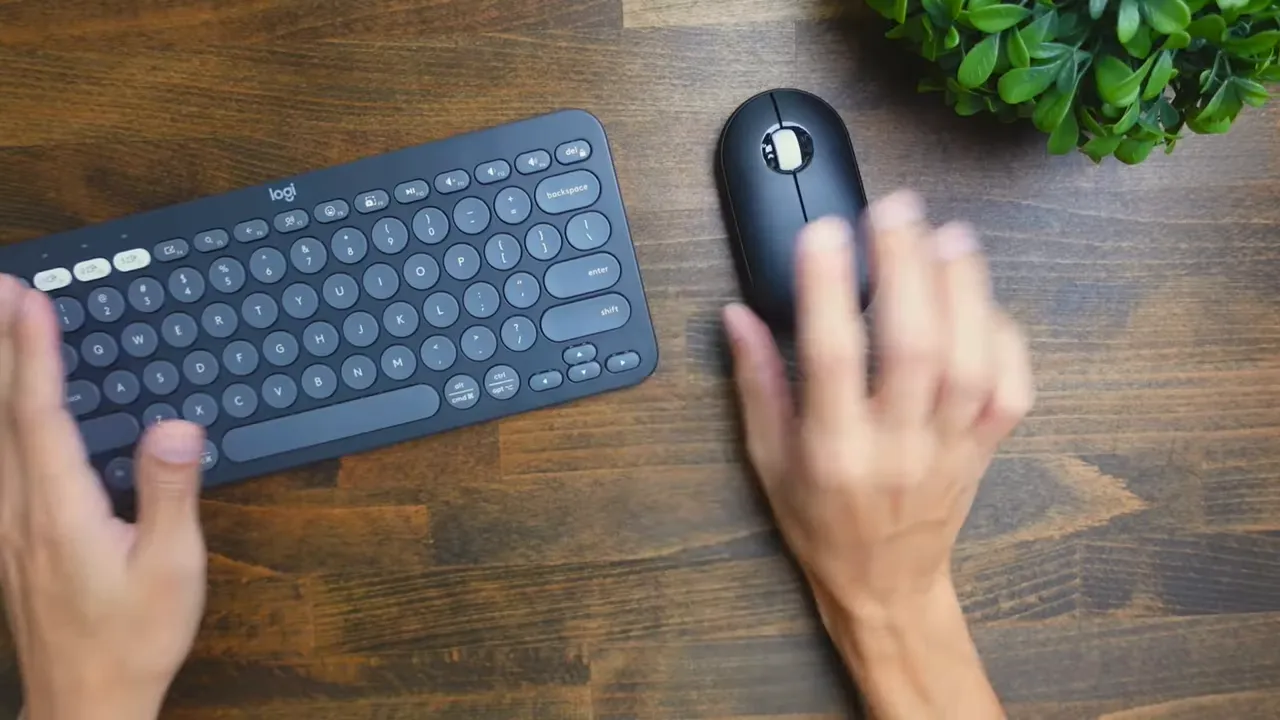 Pebble Mouse 2 paired visually with Logitech K380-style keyboard