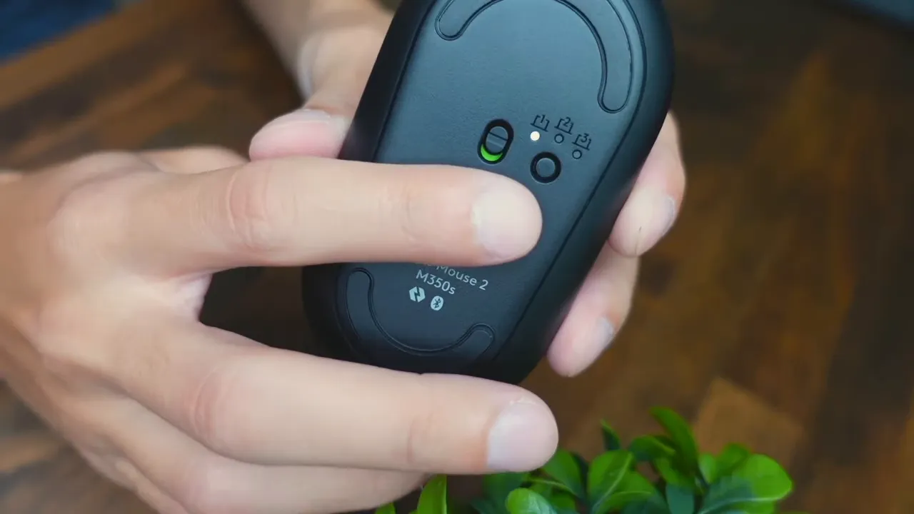 Bluetooth pairing indicator under the Pebble Mouse 2