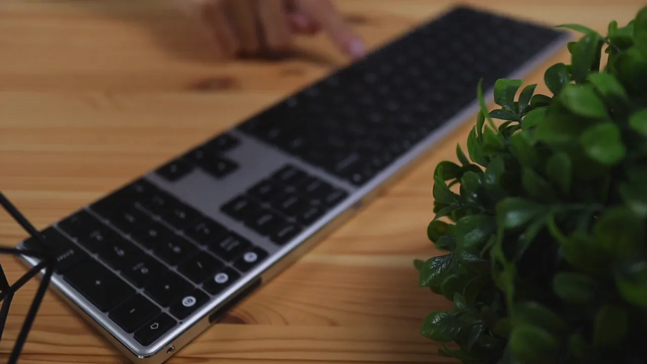 Close-up of Jelly Comb keyboard showing the low-profile keys and fingers during a typing test