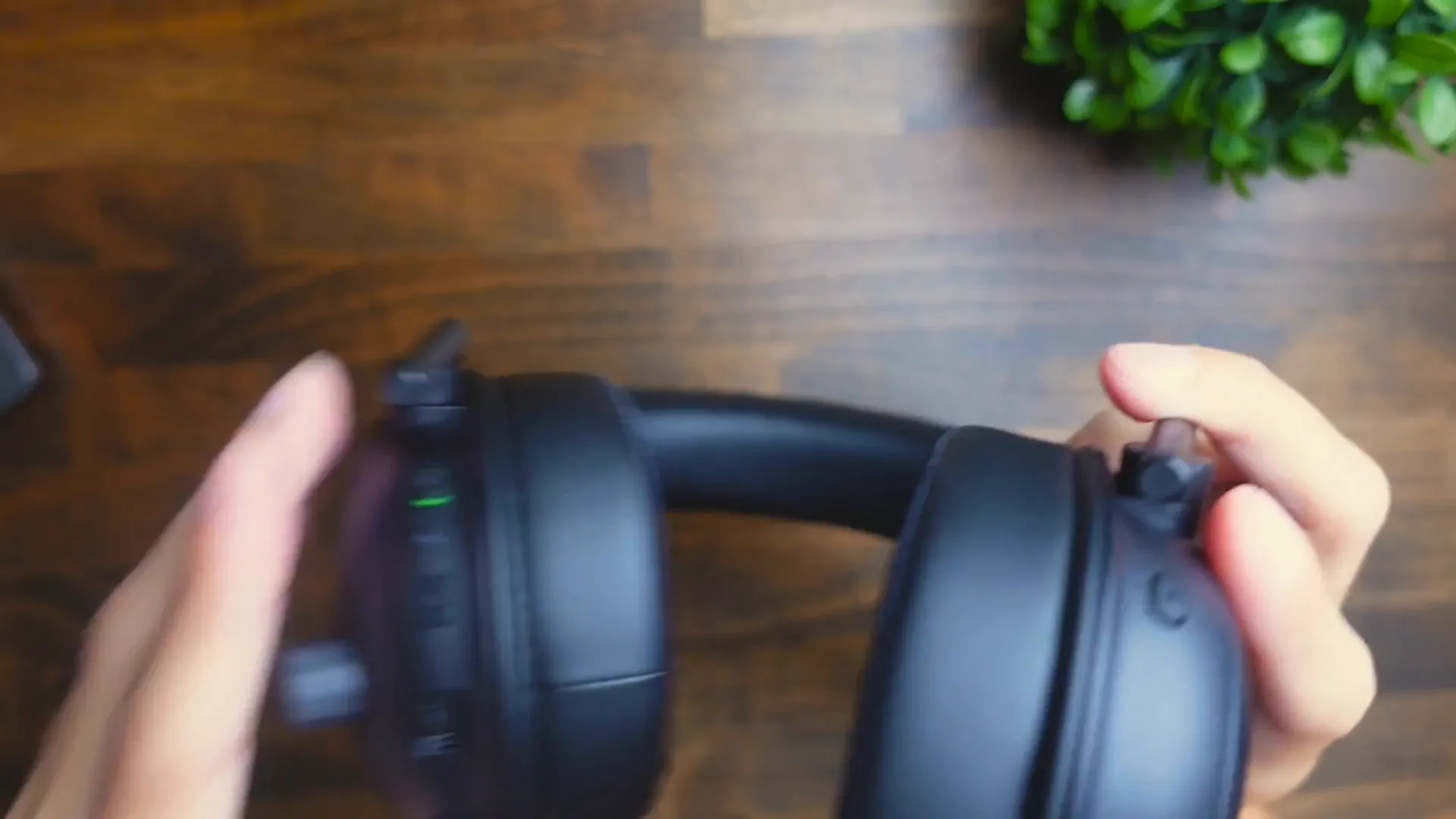 Onboard controls of the Razer BlackShark V2 HyperSpeed