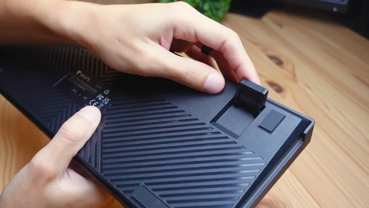 Keyboard with adjustable legs in both small and large positions