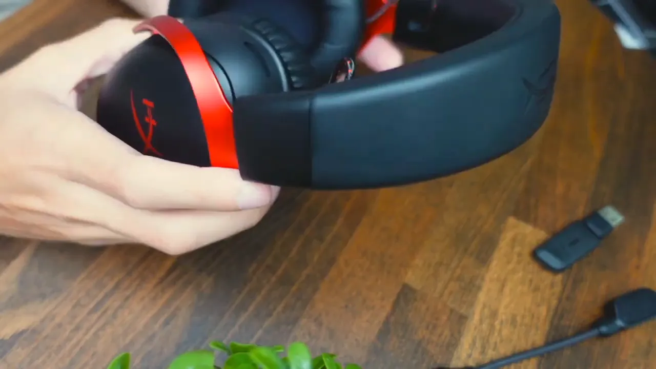 Close-up of the headband and leatherette material with HyperX logo