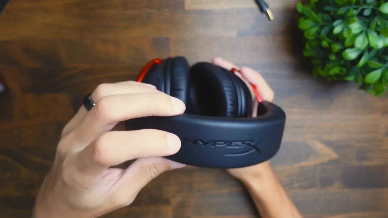 HyperX logo embossed on headband and red accent metal