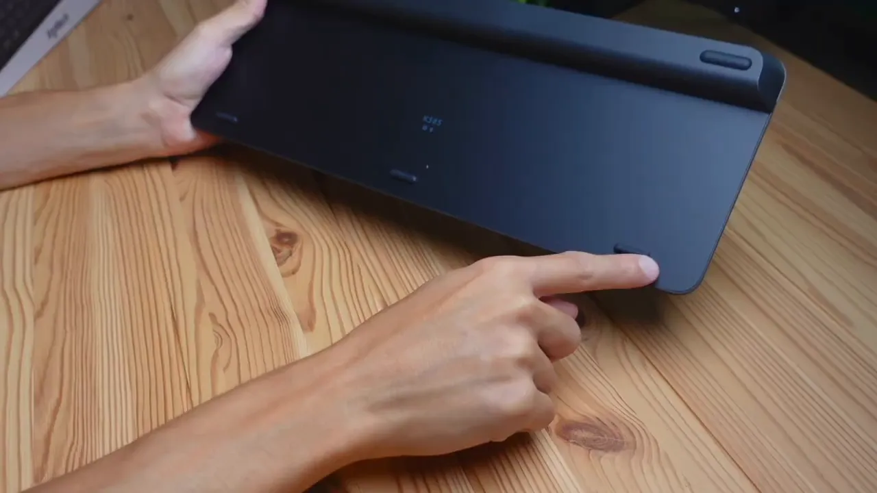 bottom of keyboard showing hump and rubber grips