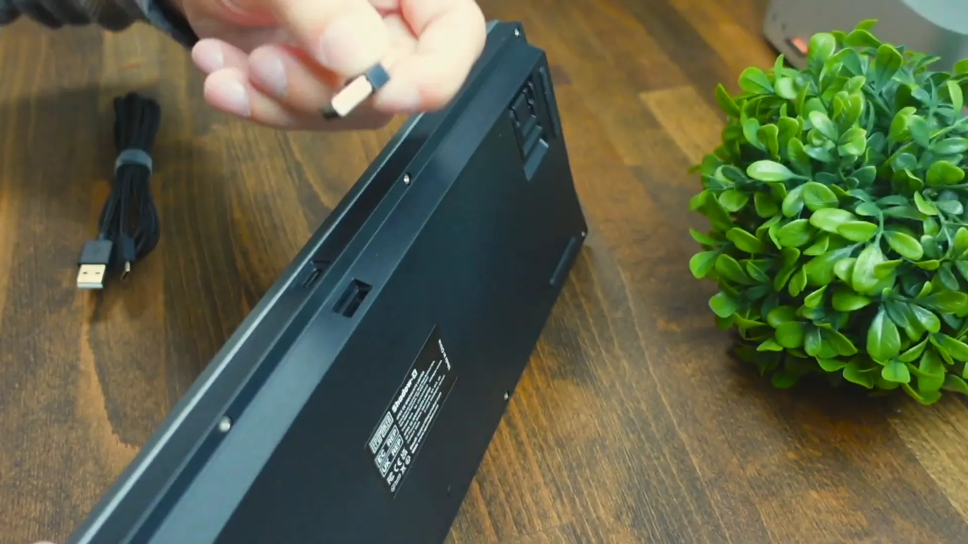 Demonstrating the connection options of the keyboard