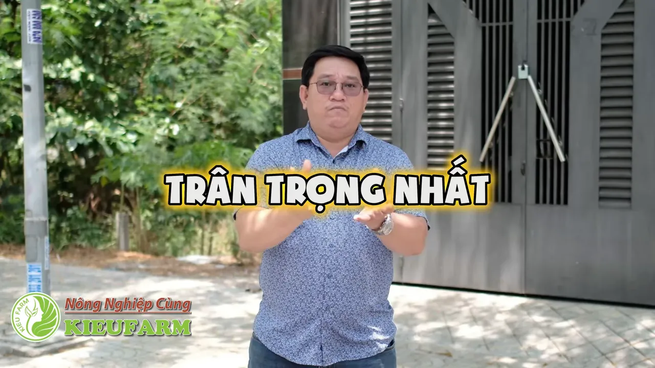 Người nói đưa hai tay về phía trước cùng dòng chữ trân trọng nhất