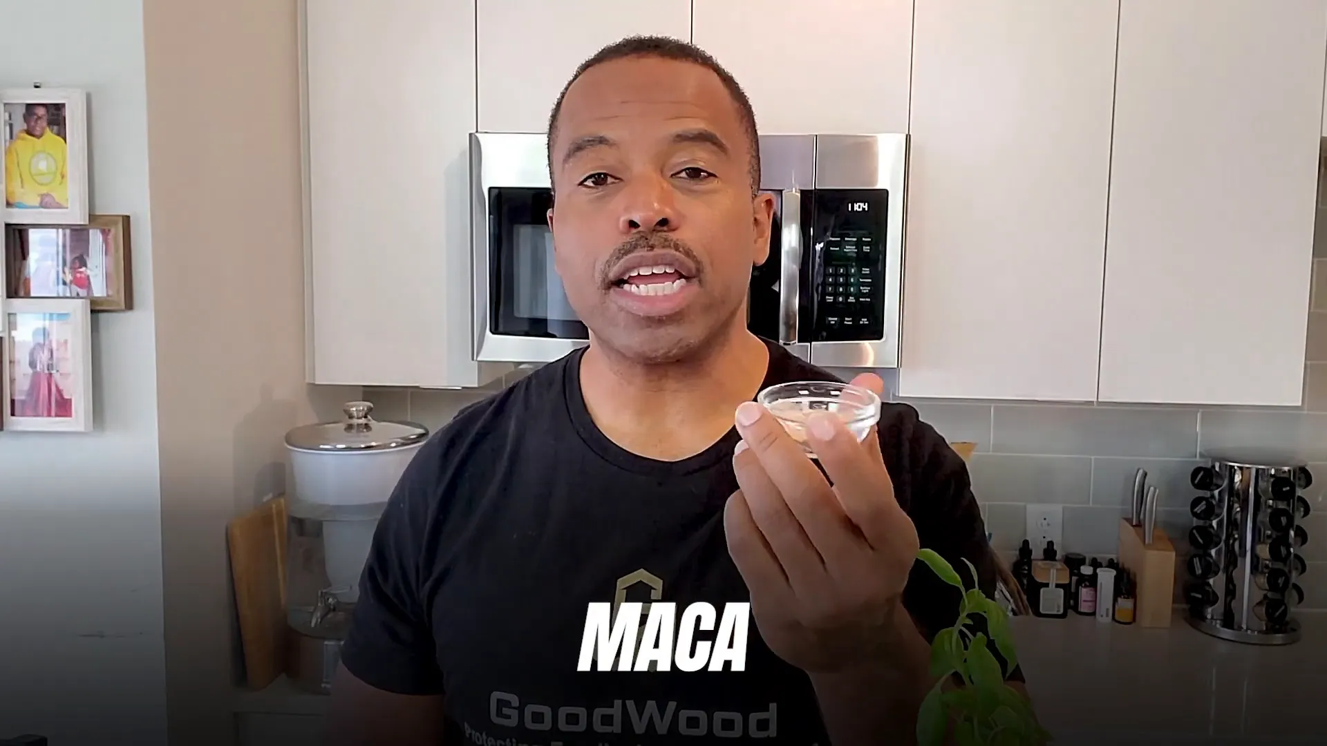 Adding maca powder to the smoothie
