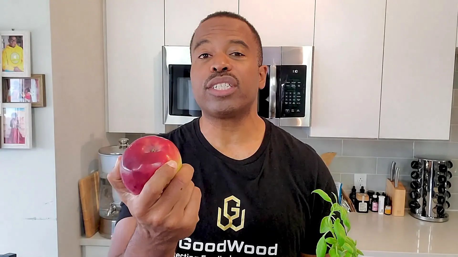 Fresh carrots and apples as smoothie alternatives