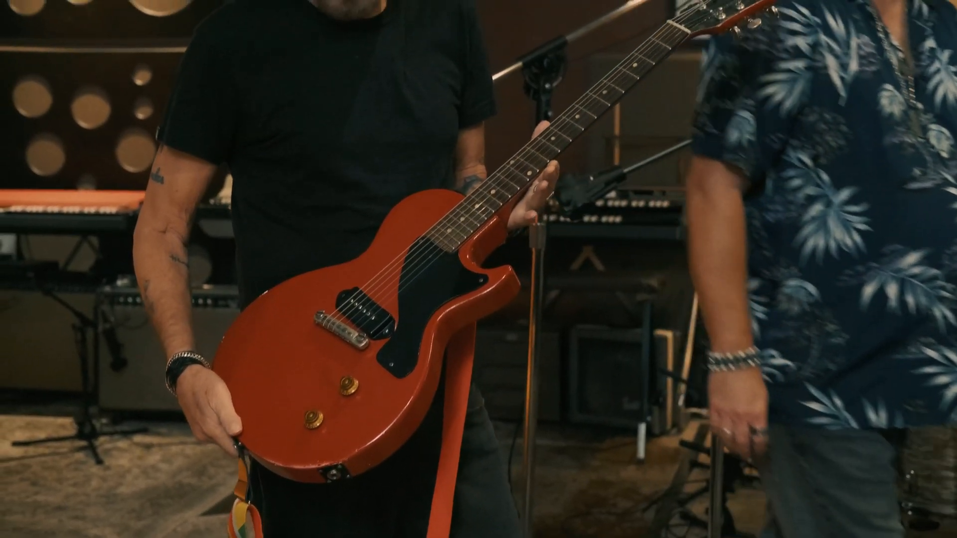 Billy Bob Thornton showcases his brother's Les Paul Jr