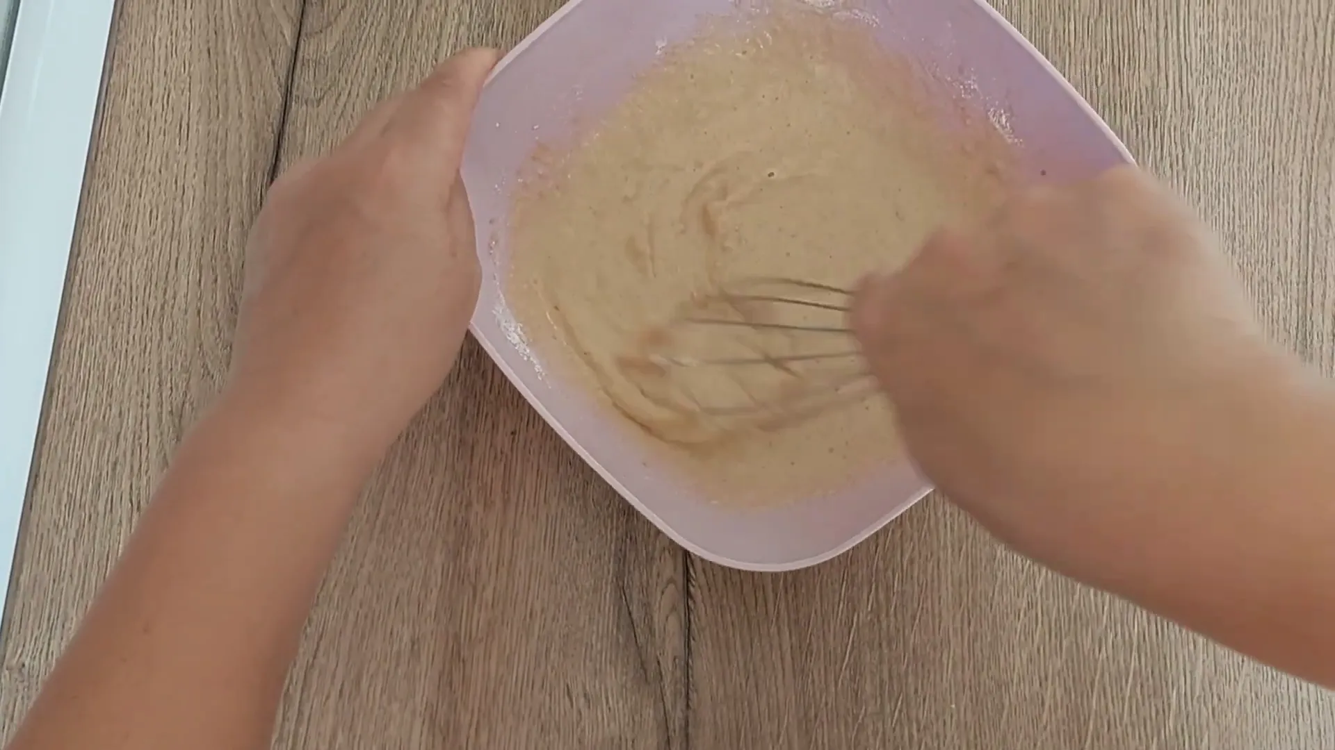 Mezclando los ingredientes de las tortitas