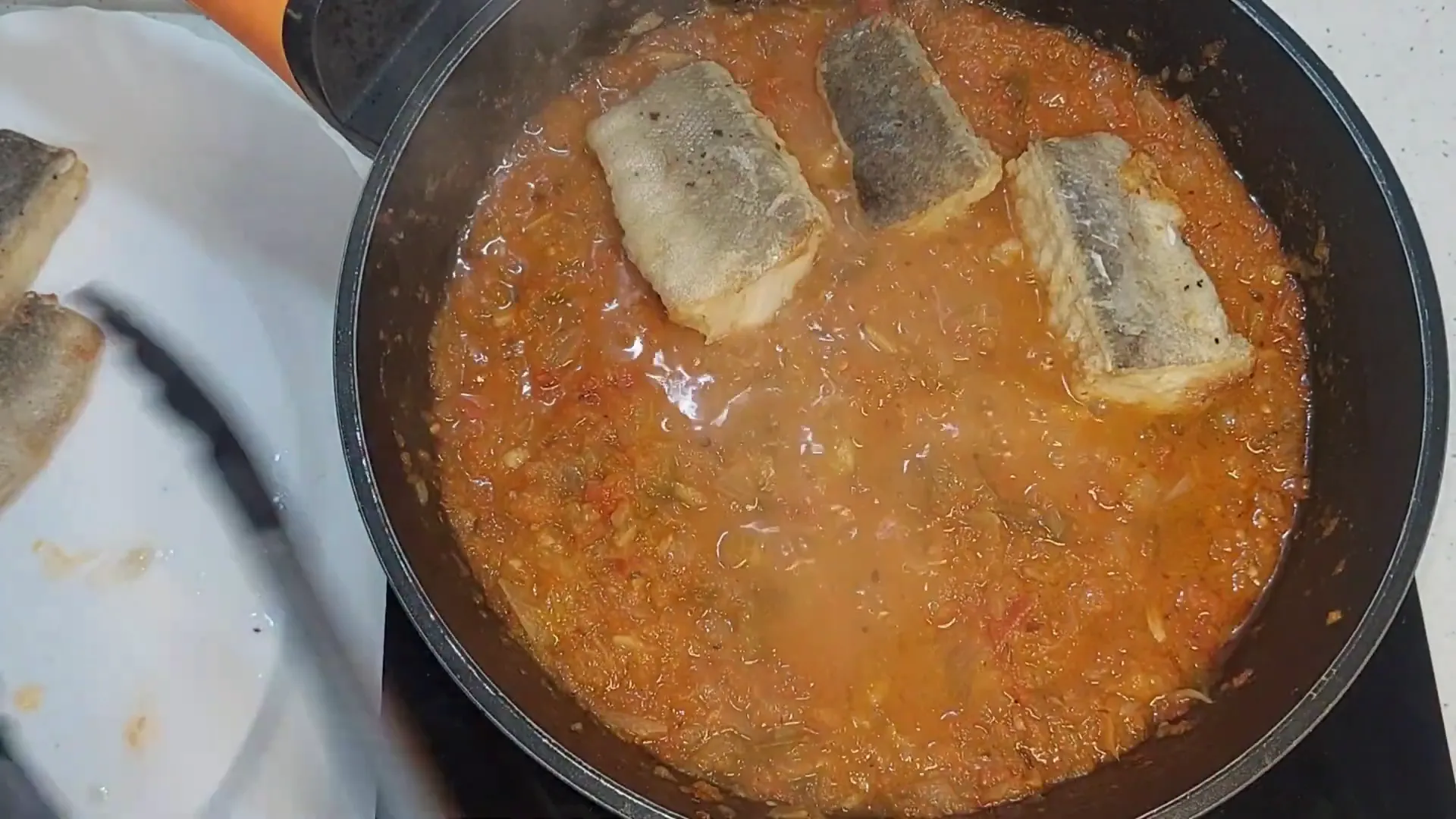 Montando el plato con bacalao y sofrito