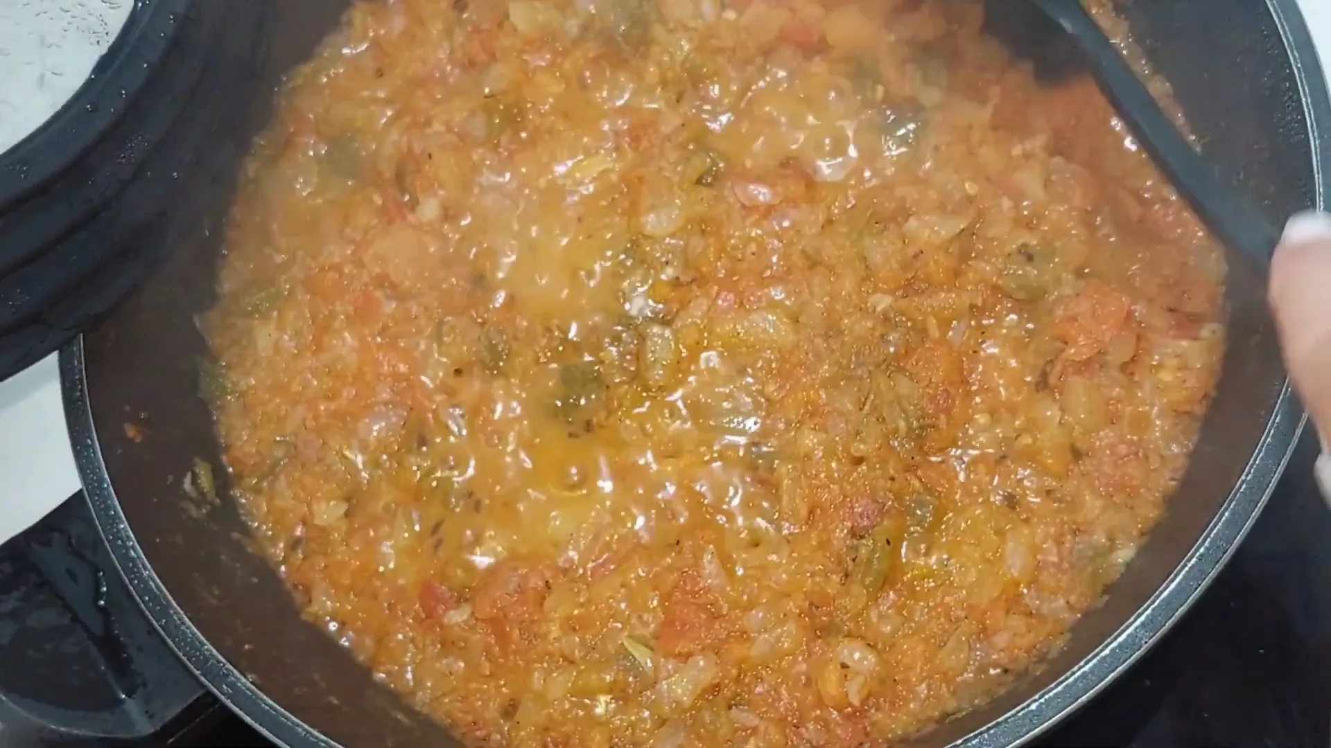 Cocinando los tomates con las verduras