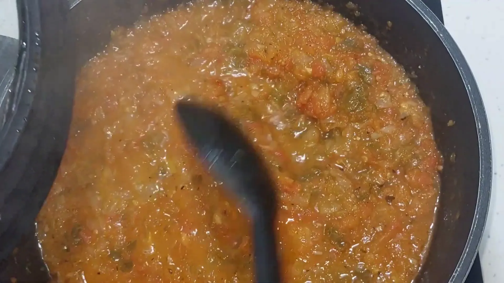 Agregando caldo de pescado al sofrito