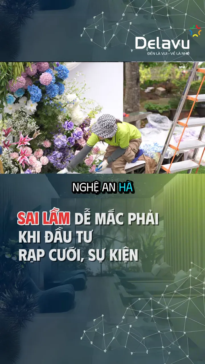 Nhân sự đang sắp xếp hoa trên mảng trang trí cưới ngoài trời