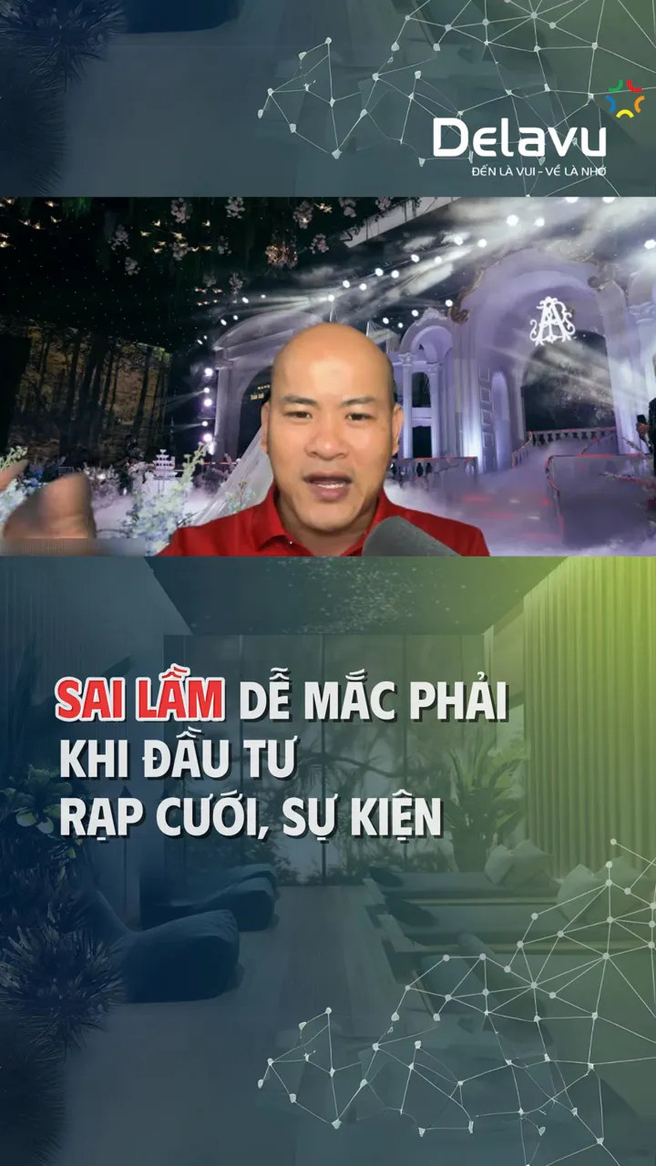 Người mặc áo đỏ đứng trước phông hoa cưới lớn màu trắng và hồng