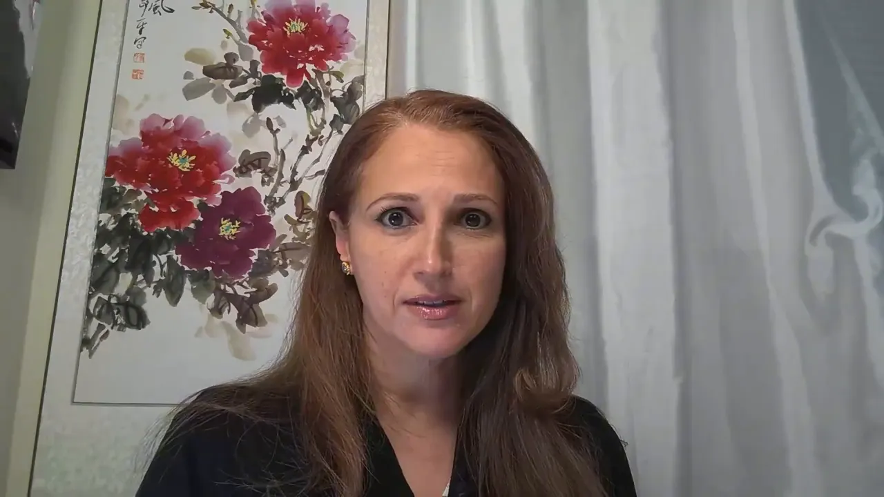 Presenter looking directly at camera while explaining GFunnel features, clear and well-lit