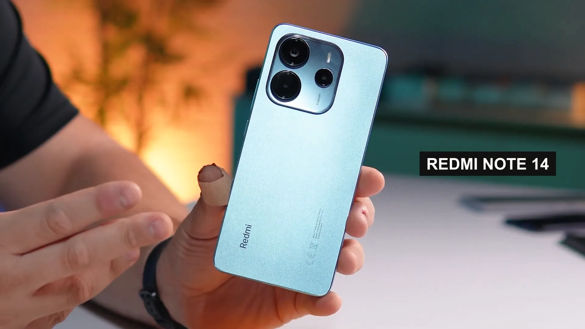 Redmi Note 14 na mesa