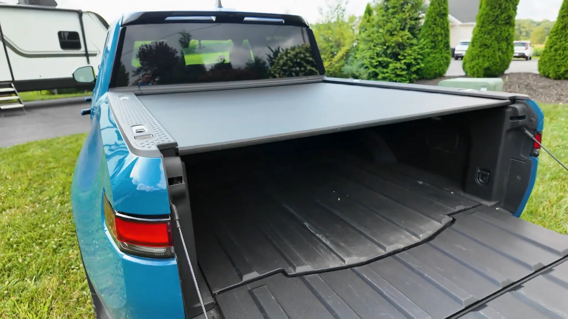 Power tonneau cover on first generation Rivian R1T