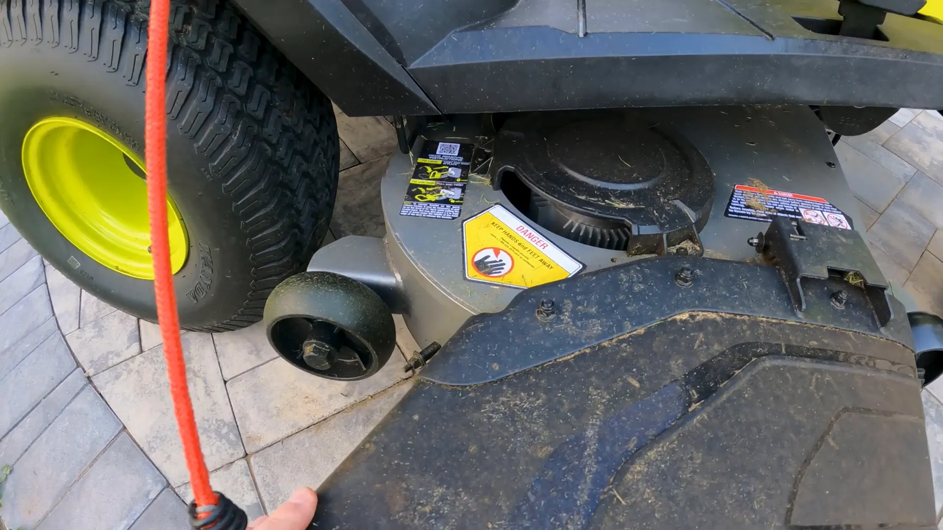 Steel deck with triple dual-blade electric motors