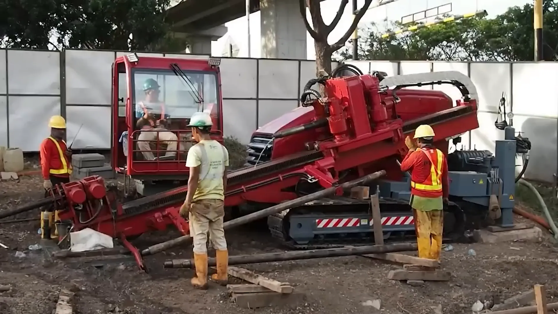 Directional drilling machine operating underground