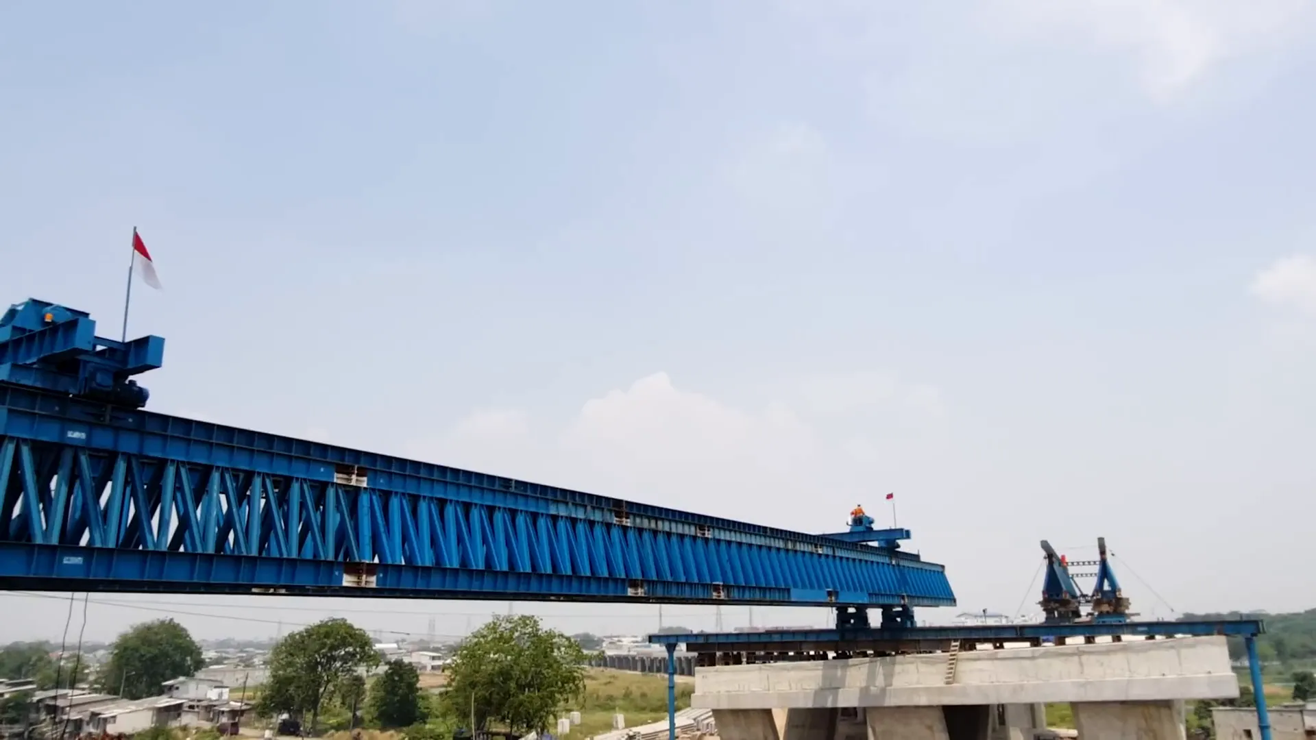 Launching gantry crane lifting bridge section