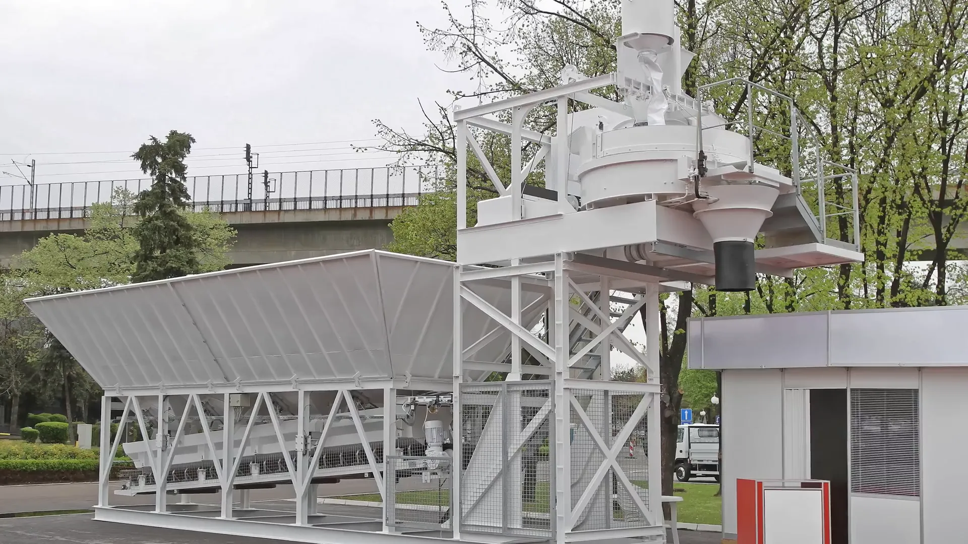 Mobile concrete batching plant on site