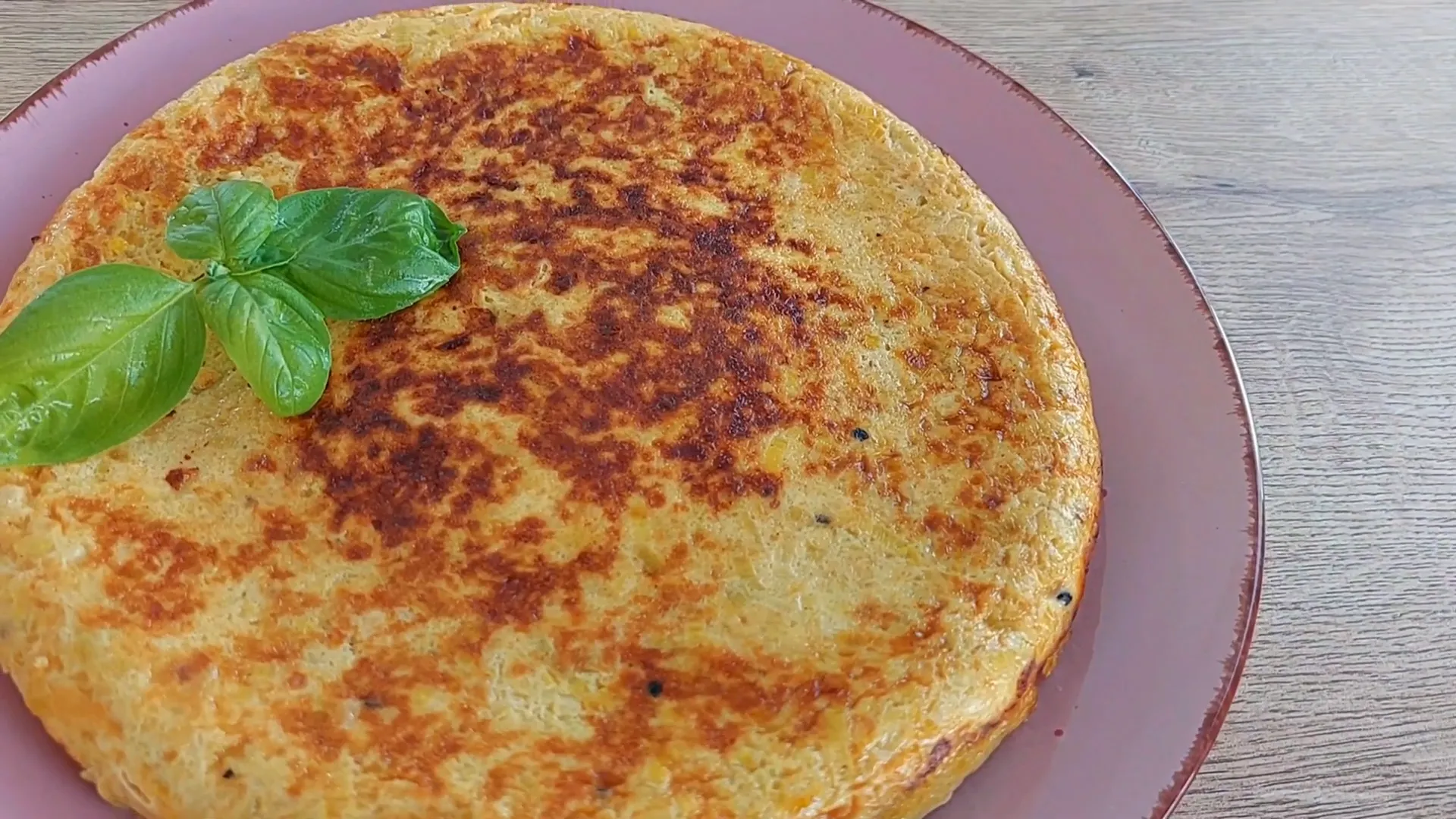 Tortilla de puerros cocinada y lista para servir