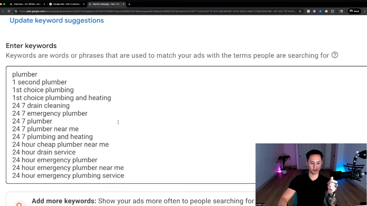 Voorbeeld van zoekwoord suggesties en matchtypes in Google Ads