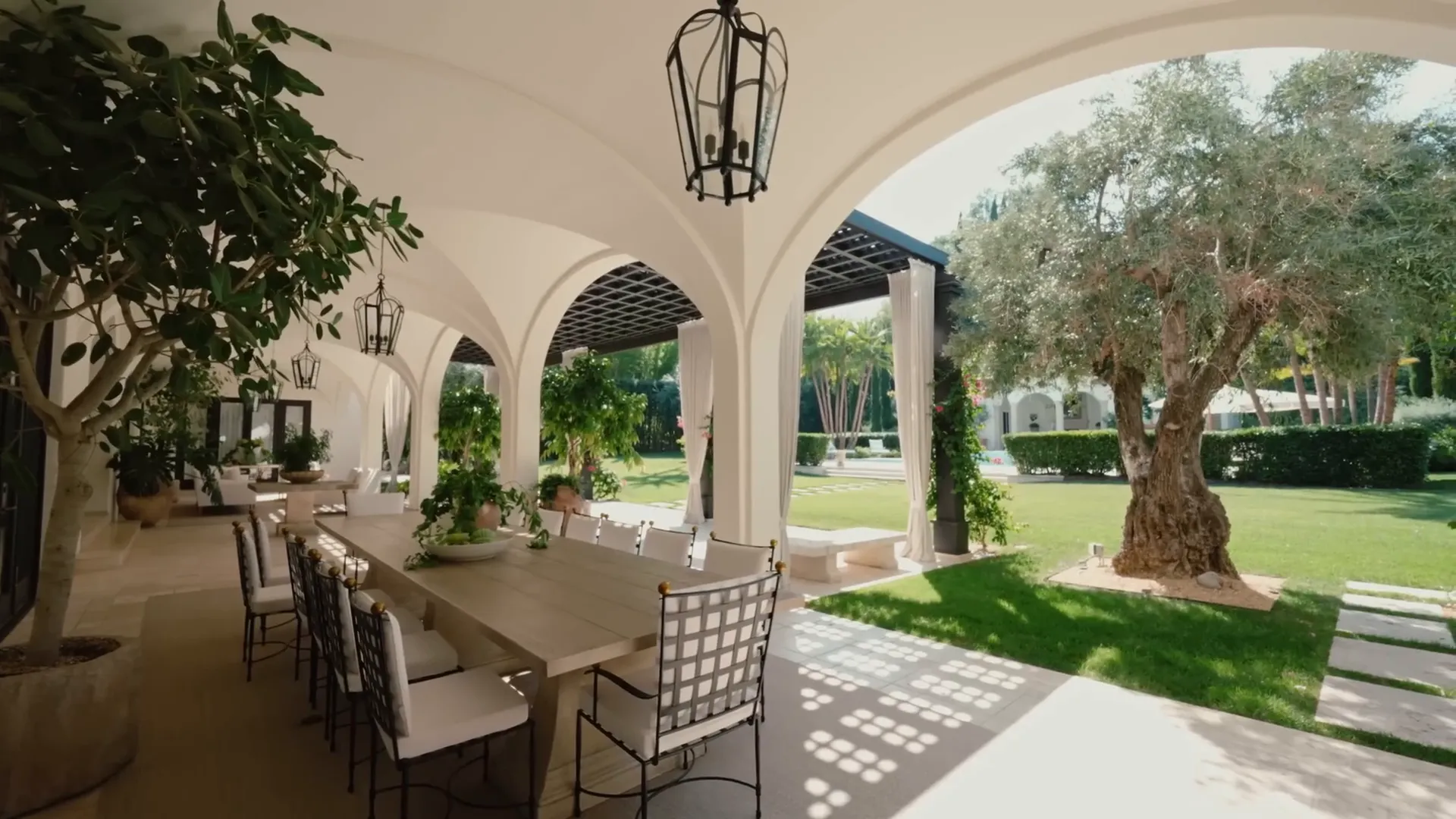 The beautiful outdoor garden area of Sofía Vergara's home.