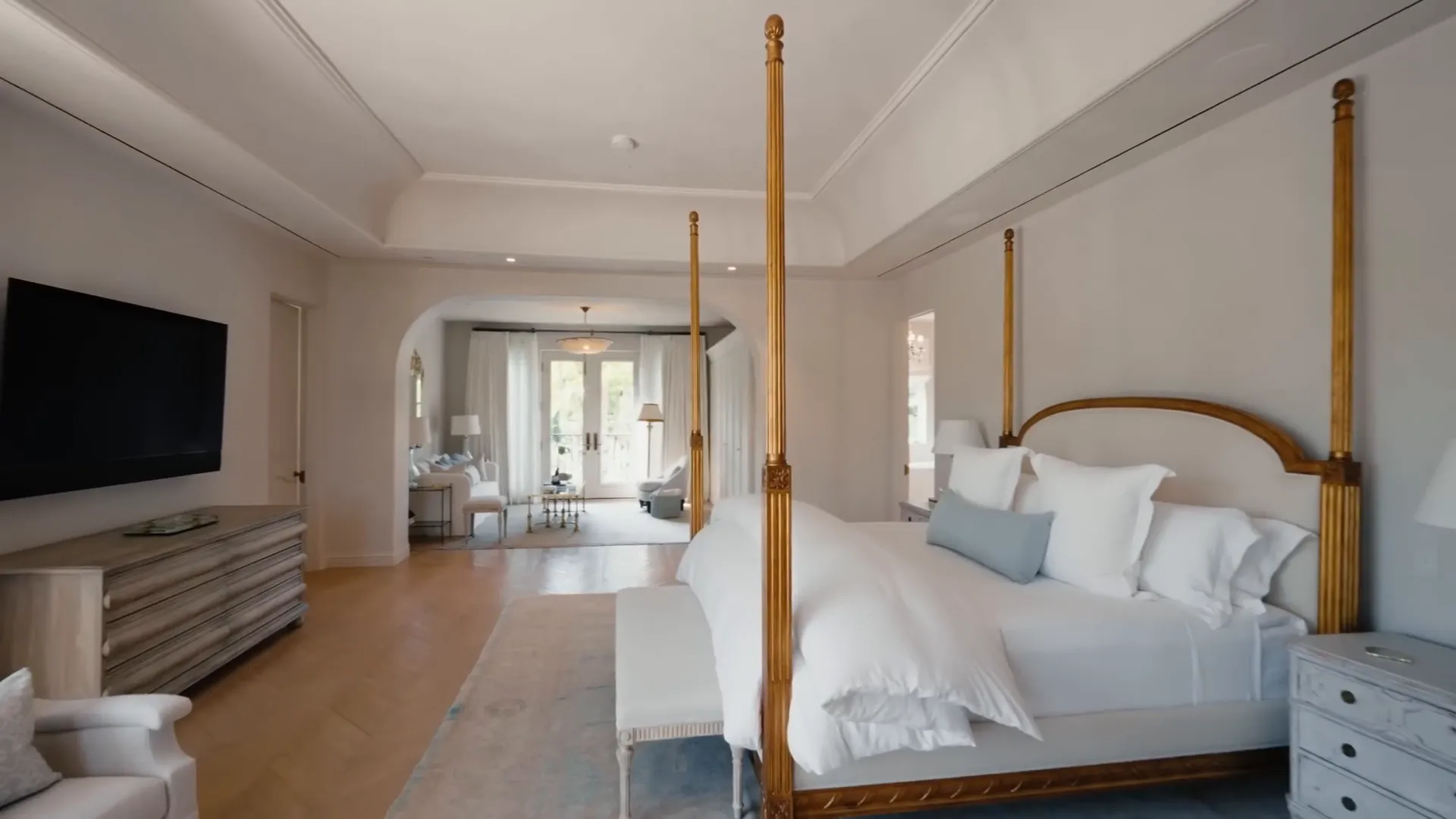 The inviting atmosphere of Sofía Vergara's bedroom.
