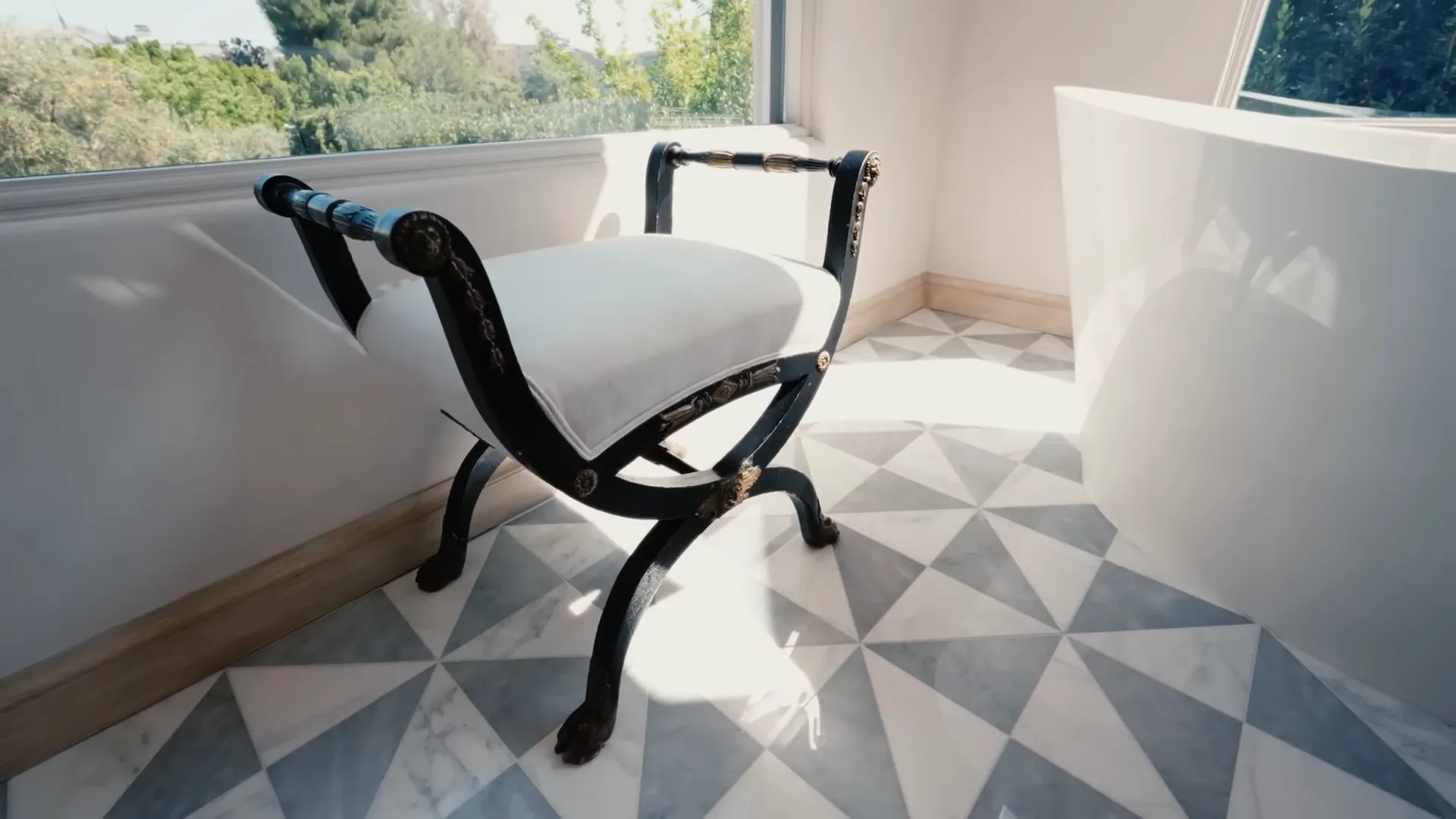 The exquisite bathtub with a view in Sofía Vergara's bathroom.