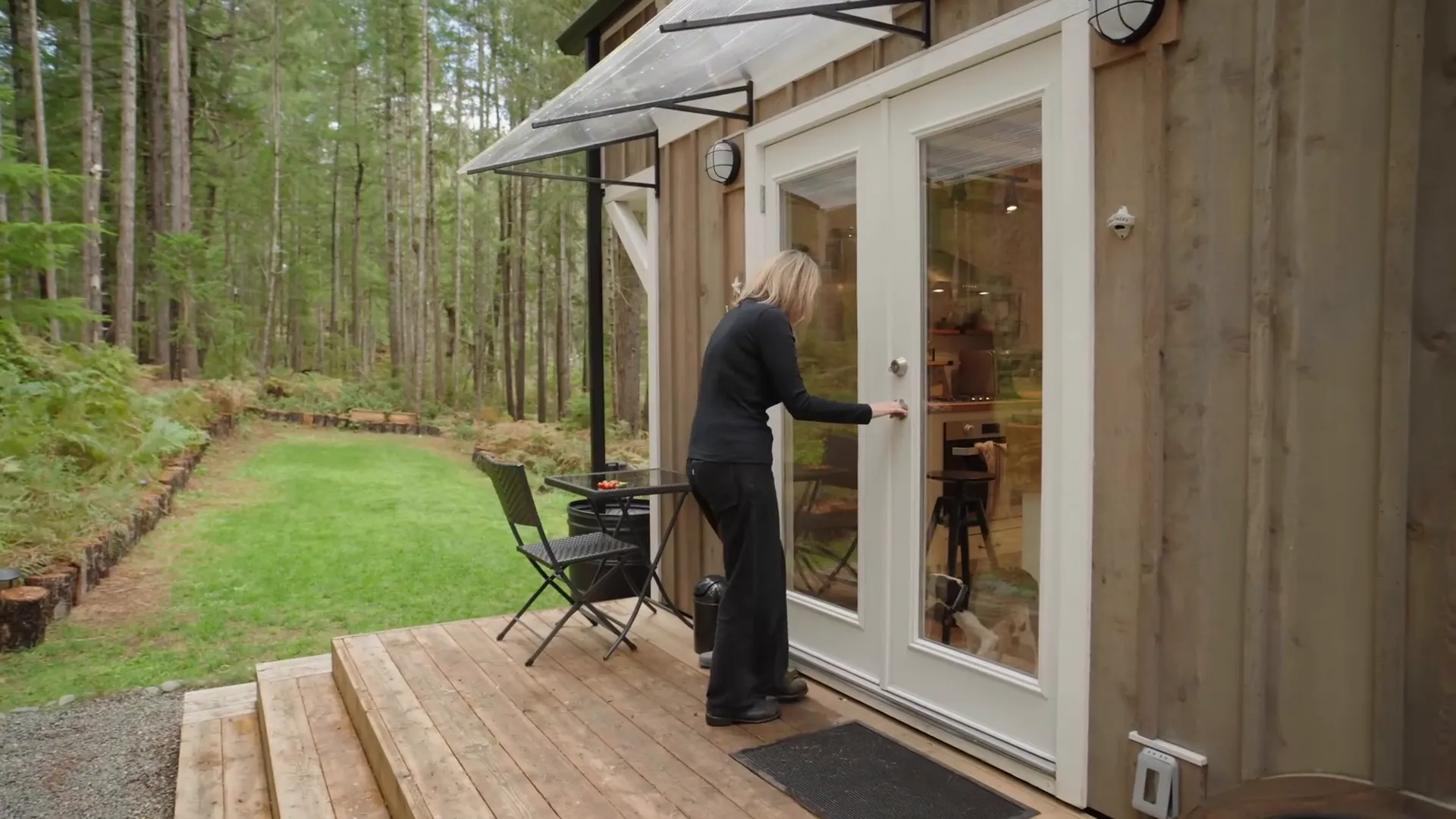 Amber introduces herself and her tiny house.