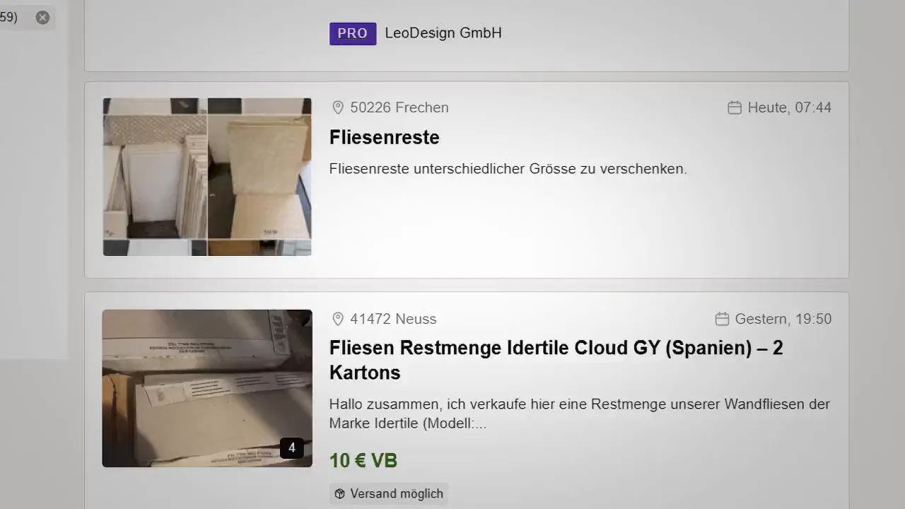 Online-Anzeigen mit Angeboten für Fliesenreste auf einer Verkaufsplattform