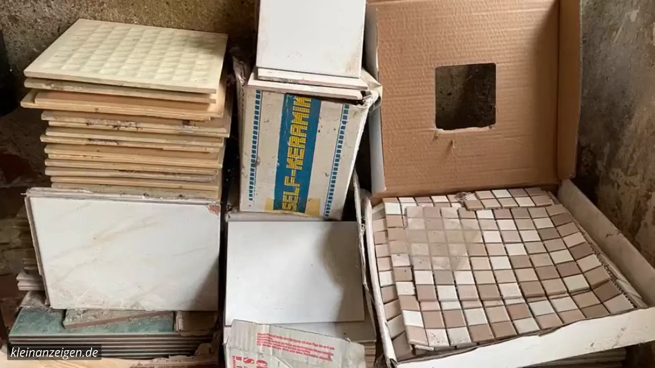 Gestapelte Restfliesen und Kartons mit übrig gebliebenem Baumaterial
