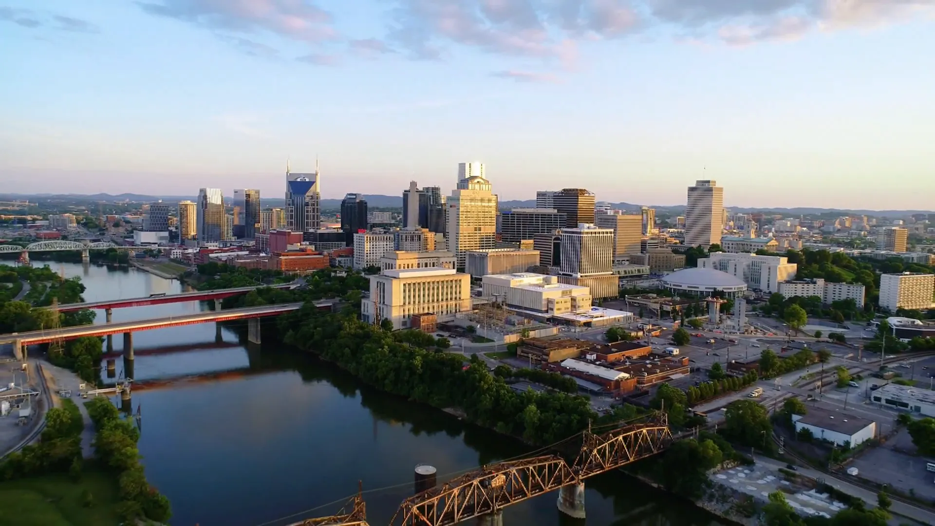 Nashville skyline with iconic Batman Building