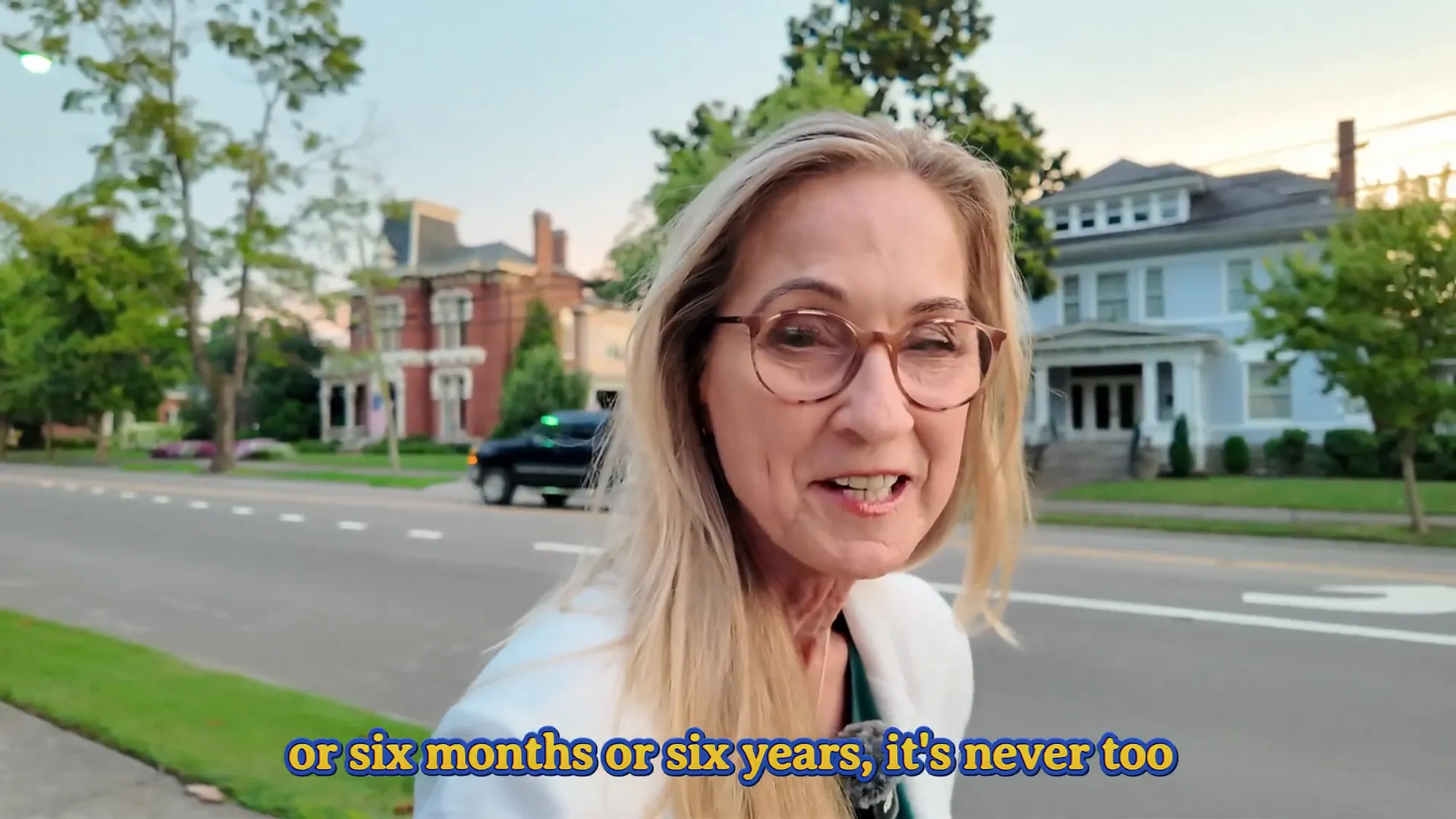 Susan Theford inviting viewers to chat about moving to Nashville