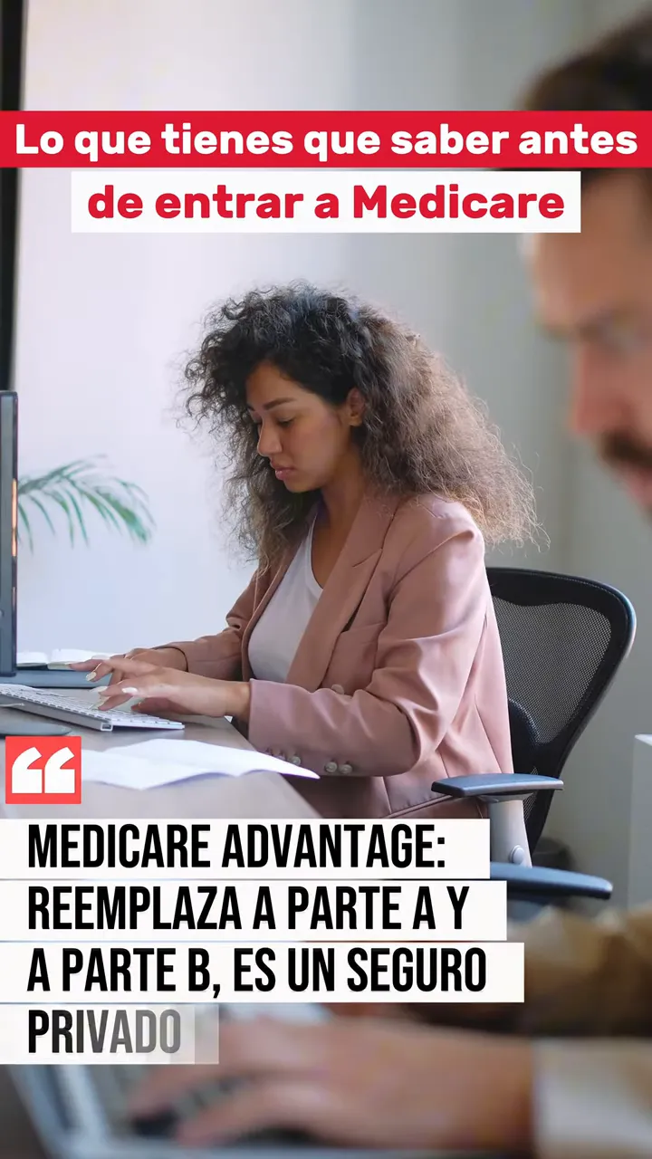 Persona trabajando en una oficina con texto que indica que Medicare Advantage reemplaza las Partes A y B