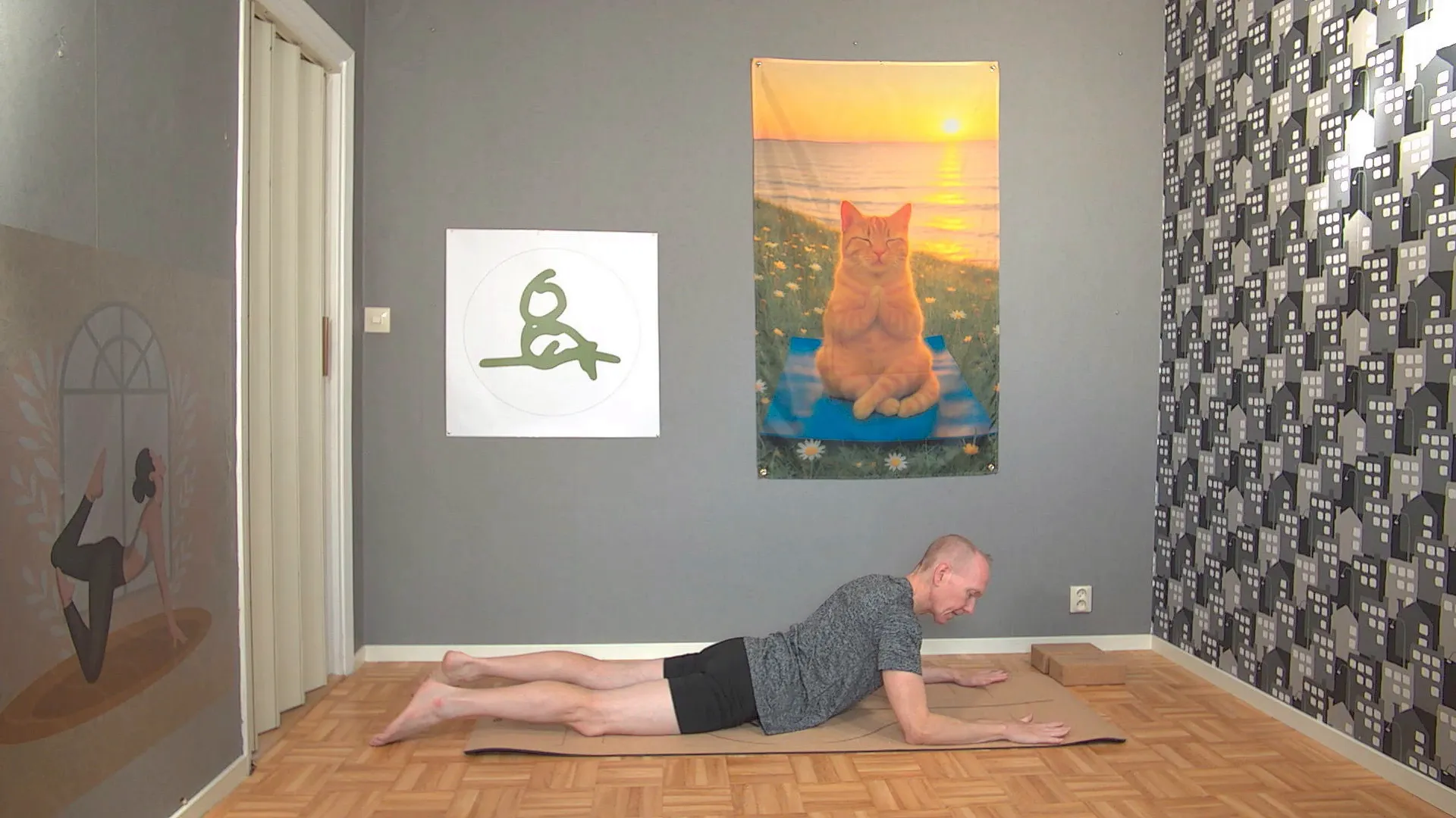 Sfinksposition med betoning på bröstöppning