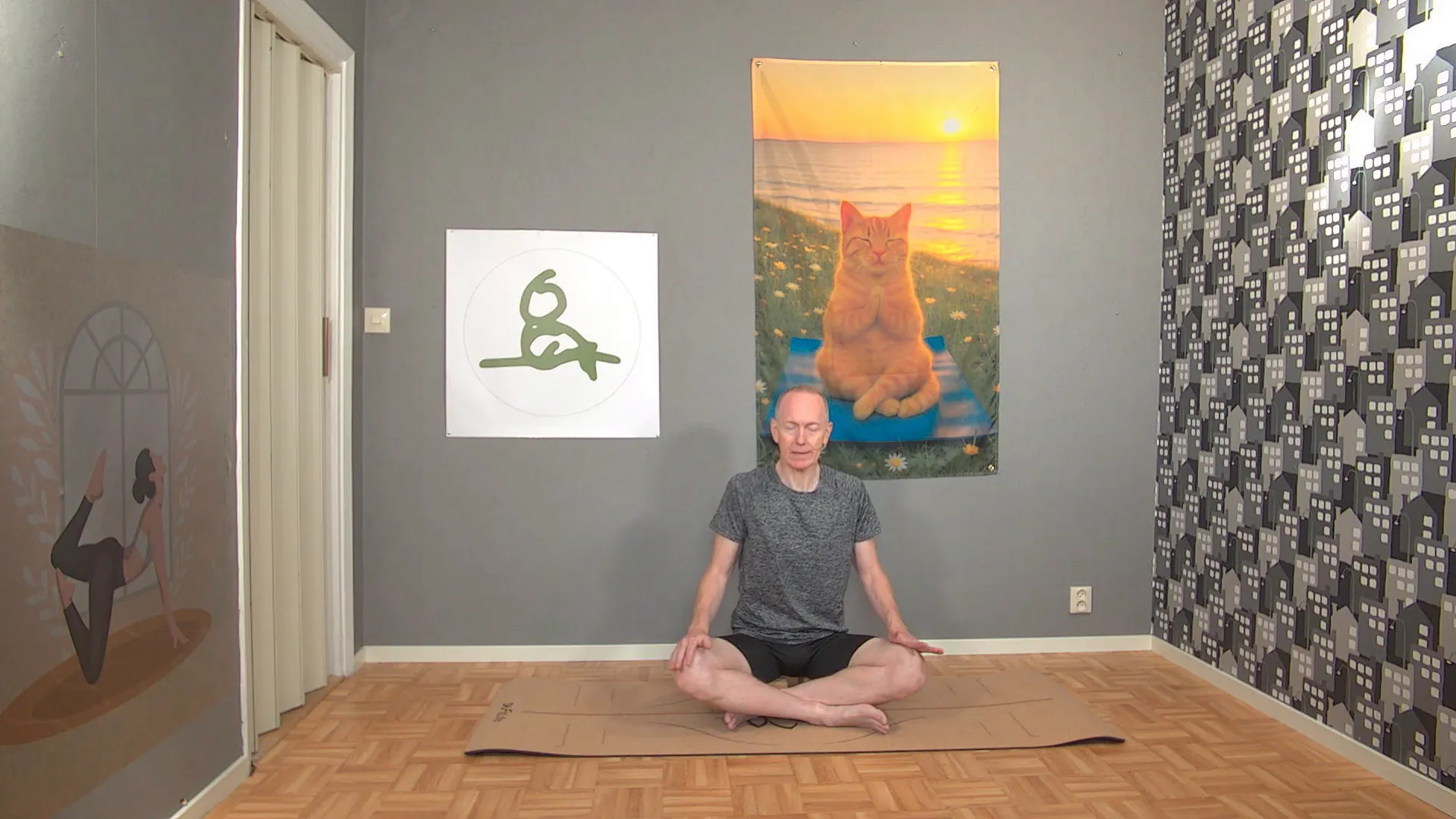 Axelrullningar och medvetna andetag för att släppa spänningar