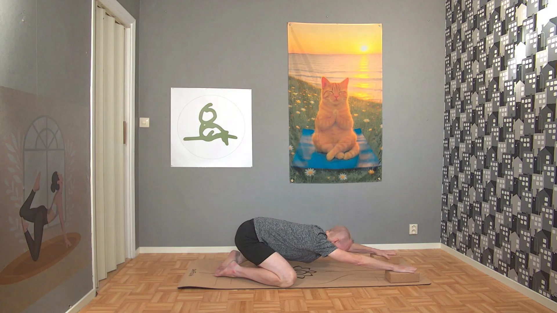 Barnets position med yogablock som stöd för pannan