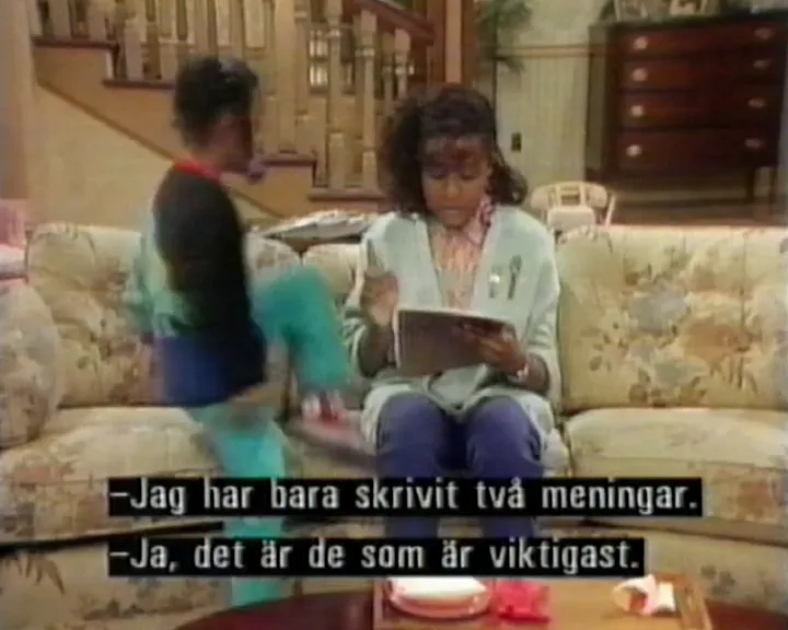 Ung flicka skriver saga om prinsessan och draken