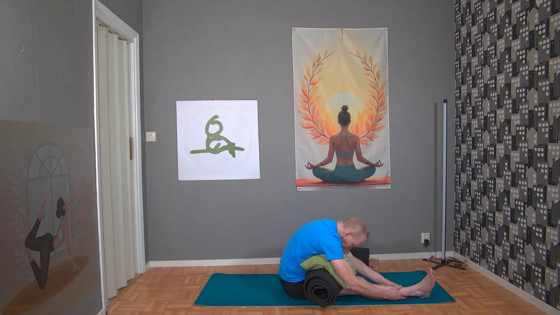 Yinyoga med kuddar och block för stöd