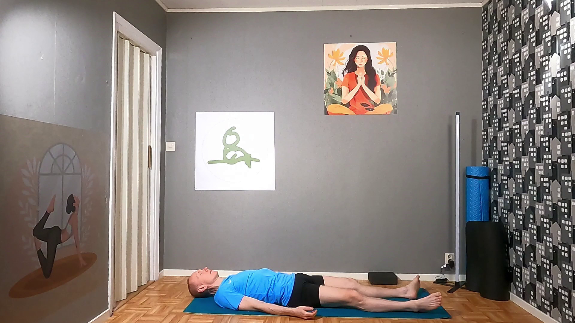 Deltagare som vilar i Savasana position