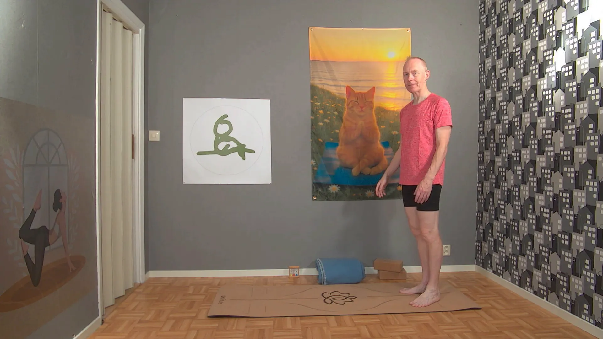 Yogamatta med filt och två yogablock redo för klassen