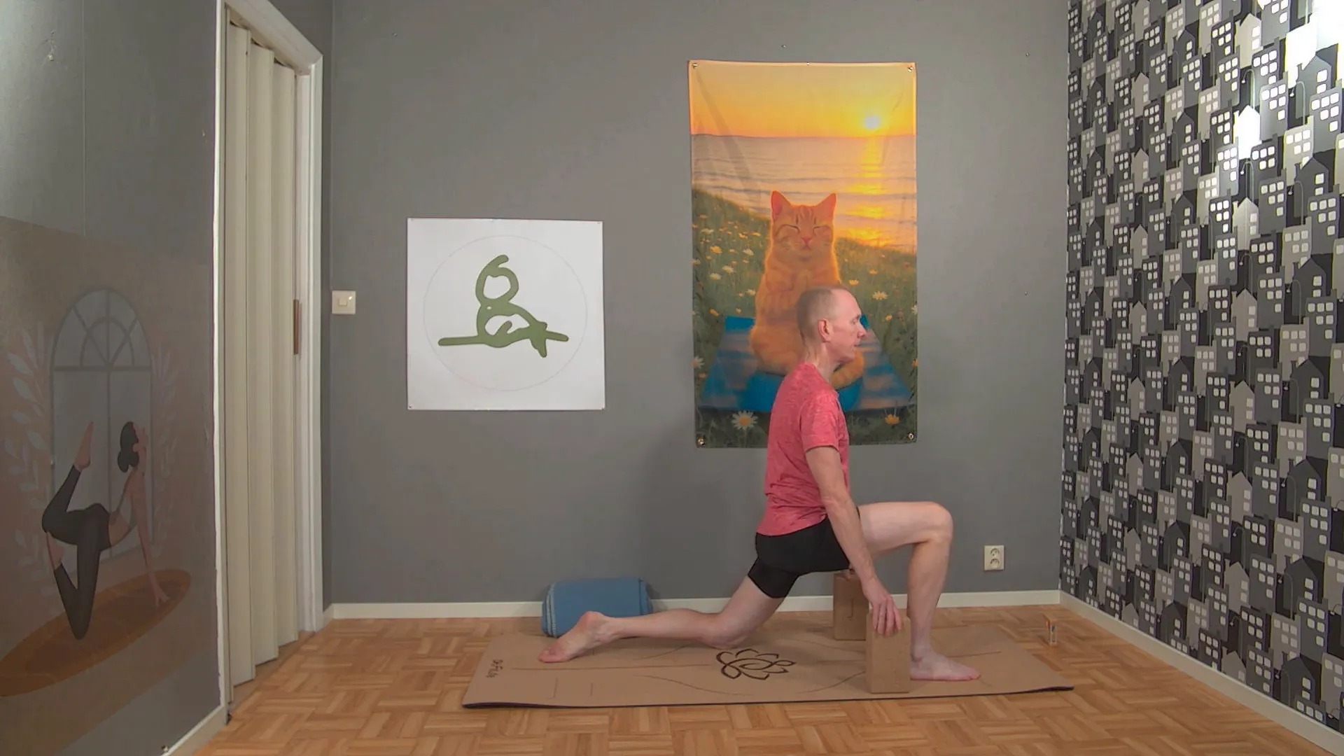 Draken i lågt utfall med yogablock som stöd under foten och knät