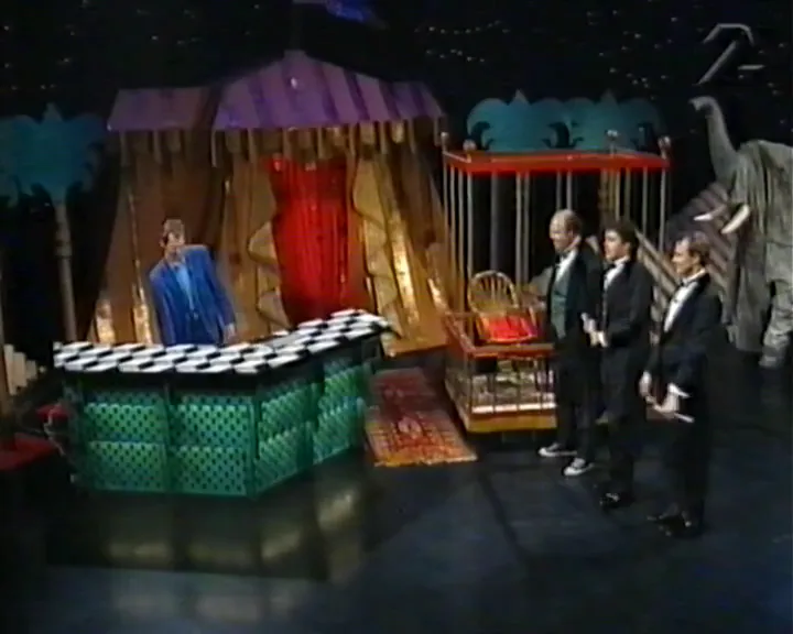 Programledare och gäster samlade i studion