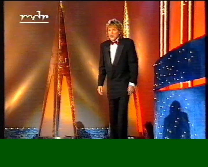 Scen från tyska showprogram med artist på scenen