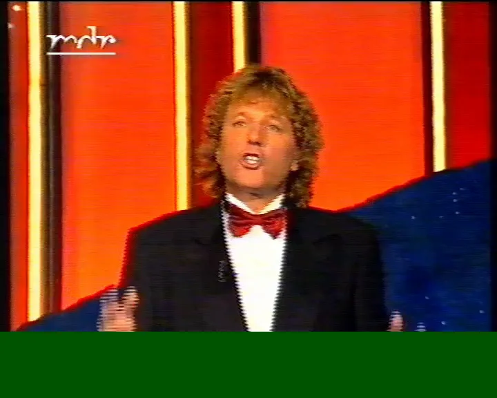 Två programledare eller artister i samtal på scenen