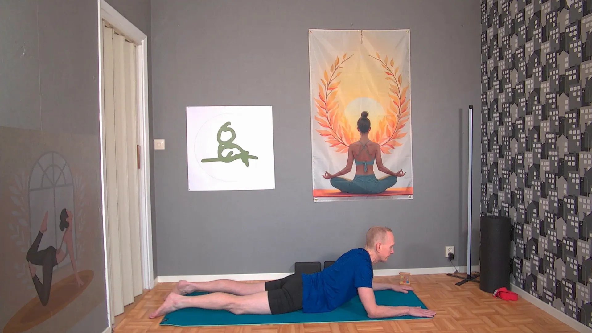 Patrik i Yinyoga position